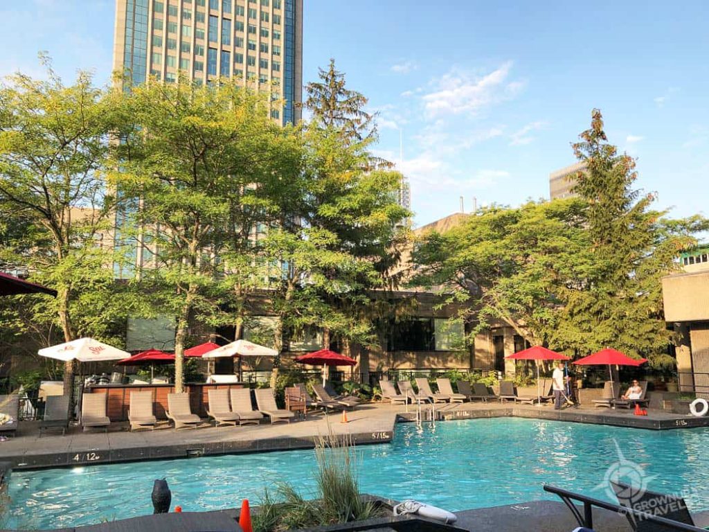 Hotel-Bonaventure-rooftop-heated-pool